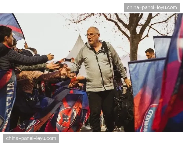 观点:保级压力下,克莱蒙主帅的保守战术选择是务实还是怯懦? 观点:保级压力下,克莱蒙主帅的保守战术选择是务实还是怯懦?