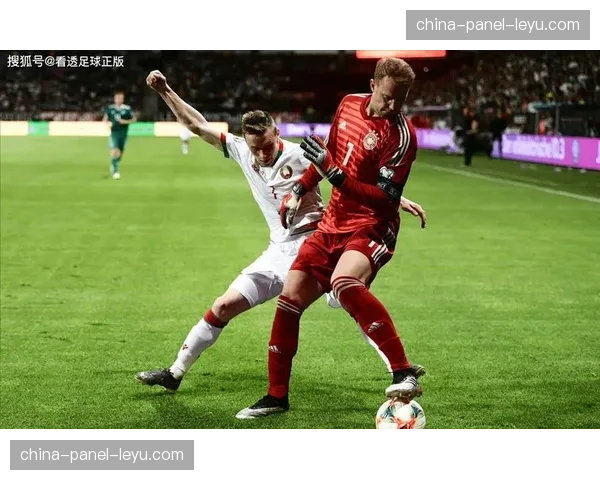 关键时刻:门将大声指挥,组织队友在禁区前沿完成一次成功的区域联防 关键时刻:门将大声指挥,组织队友在禁区前沿完成一次成功的区域联防