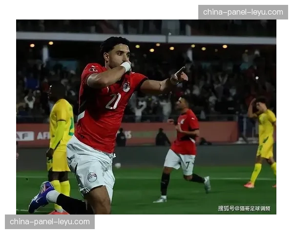 法兰克福前锋马尔穆什点射破门,打入个人本赛季第15粒联赛进球 法兰克福前锋马尔穆什点射破门,打入个人本赛季第15粒联赛进球