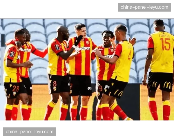 半场战报：朗斯0-2落后斯特拉斯堡，防线连续失误酿苦果