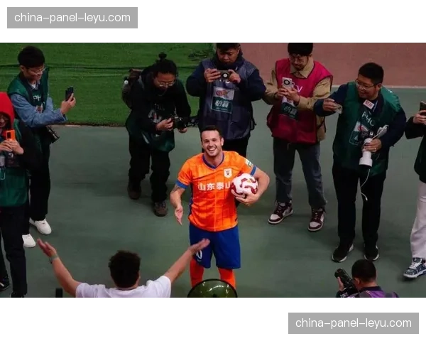 球迷活动:多支球队举办季前赛公开训练课,吸引数千名球迷到场互动 球迷活动:多支球队举办季前赛公开训练课,吸引数千名球迷到场互动