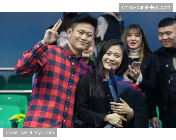 花絮：八角笼内惊现求婚一幕，选手在获胜后向现场女友求婚成功